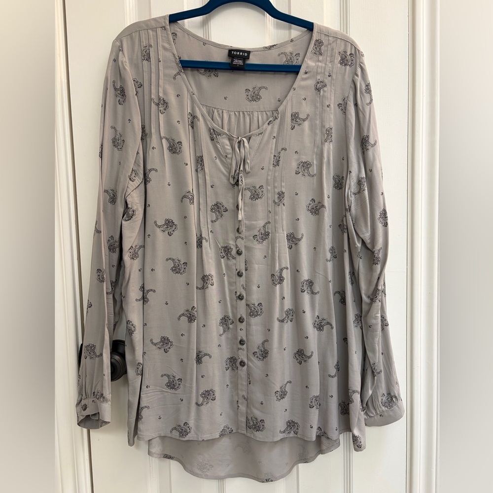 Torrid Light Gray Blouse with Paisley Design Size 1